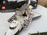 une maquette Lego d'une navette spatiale et une maquette d'une navette spatiale
