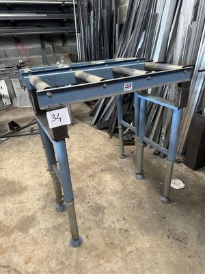 une photo d'une table sur laquelle se trouvent de nombreux objets métalliques