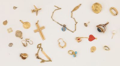 plusieurs types de bijoux différents sur une surface blanche