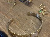 une table en bois sur laquelle sont posés des bijoux