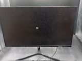 un écran d'ordinateur et un clavier posés sur une table