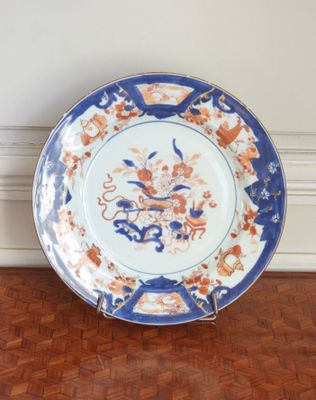 une assiette bleue et blanche sur laquelle est représenté un dragon