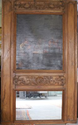 une grande porte en bois sur laquelle est accrochée une ardoise