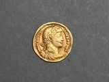 une pièce d'or portant l'image d'un homme