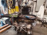 une machine qui se trouve dans une pièce avec de nombreux outils