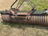 un tracteur qui est couché dans l'herbe, dans le champ