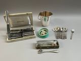 des couverts en argent posés sur une table, accompagnés d'une tasse et d'une cuillère