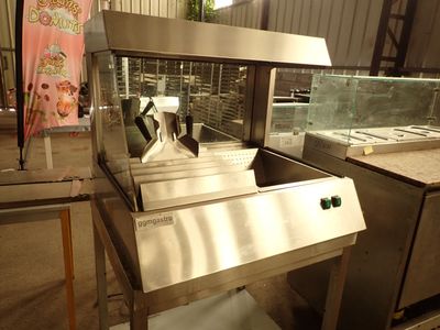 une machine qui fabrique des beignets dans la cuisine