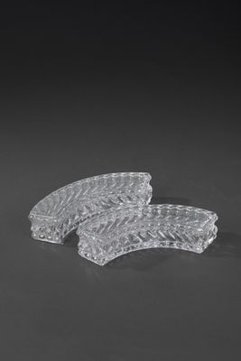 BACCARAT Deux éléments de centre de table en cristal moulé p…