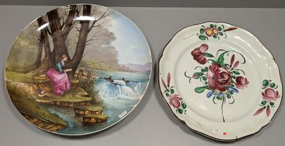 deux assiettes posées sur une table
