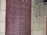 un tapis accroché au mur d'une pièce