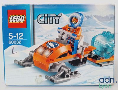 une boîte de motoneiges Lego City sur laquelle figure un personnage