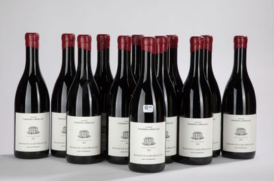 six bouteilles de vin rouge sont alignées