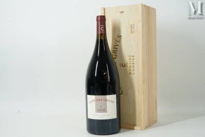 une bouteille de vin posée à côté d'une caisse en bois