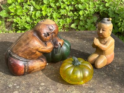 Sculptures en bois et citrouille en verre