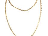 un collier à chaîne en or avec un maillon sur fond blanc
