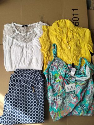 quatre vêtements disposés sur une boîte en carton