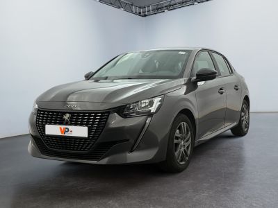 une voiture grise garée dans une grande pièce aux murs blancs
