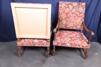 Paire de fauteuils en bois mouluré sculpté à hauts dossiers … (photo 2)