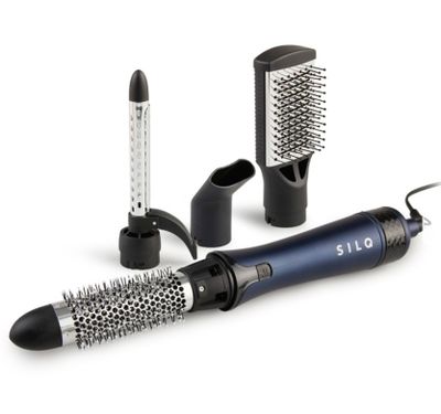 un sèche-cheveux, une brosse et un peigne sur fond blanc