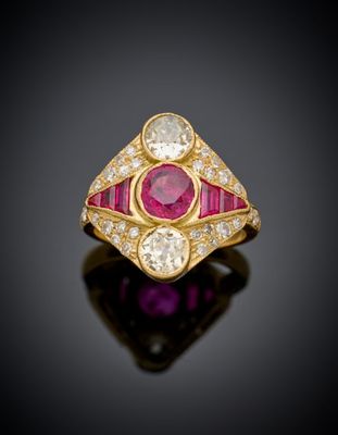 une bague en rubis et diamants