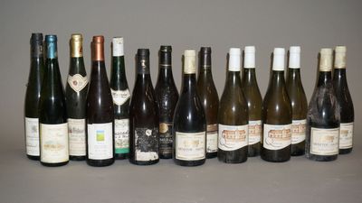 plusieurs bouteilles de vin sont alignées sur une table