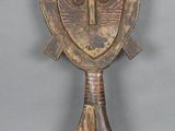 une image représentant une sculpture en bois sur laquelle figure un visage