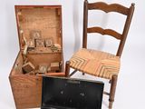 deux chaises en bois et une boîte en bois contenant des perles