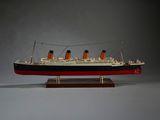 une photo d'une maquette de bateau posée sur un socle