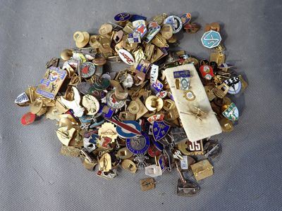 un tas d'objets métalliques divers posés sur une table
