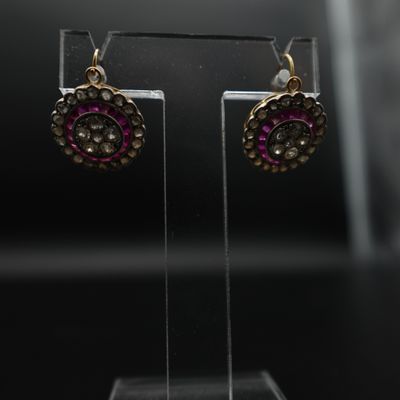 un gros plan sur une paire de boucles d'oreilles exposées dans une vitrine
