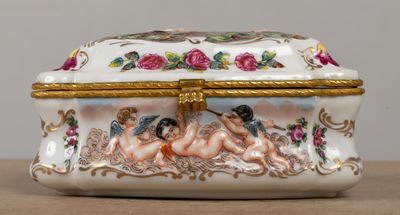 une boîte blanche et dorée sur laquelle figure l'image de deux femmes