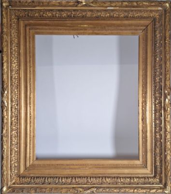 un vieux cadre photo orné d'un motif à la feuille d'or sur fond blanc