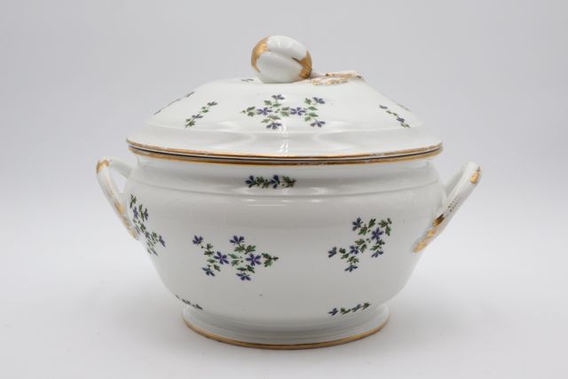 VALENCIENNES - Rare soupière en porcelaine à deux anses à décor a...