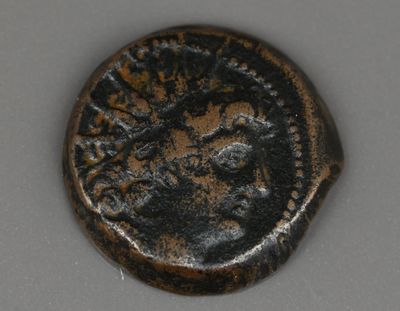 une vieille pièce de monnaie représentant un homme et une femme