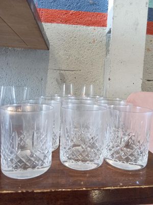 quatre verres posés les uns à côté des autres sur une table en bois