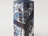 un vase bleu et blanc orné d'un arbre