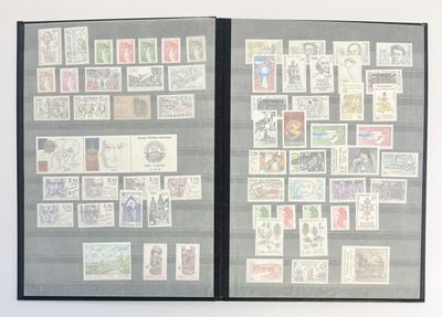 un livre avec beaucoup de timbres