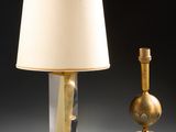 une image représentant une lampe posée sur une table à côté d'une autre lampe