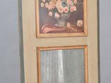 une photo d'une photo représentant un vase de fleurs posé sur un miroir