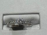 une bague en diamant dans une boîte blanche contenant une bague en diamant