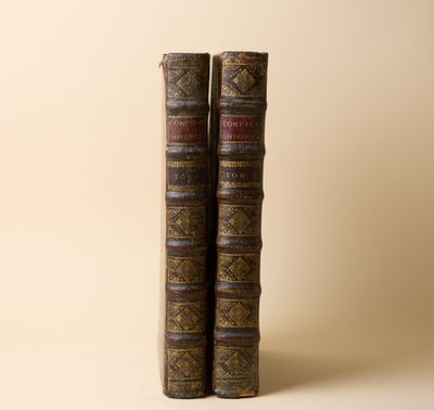 deux vieux livres posés l'un sur l'autre sur une table