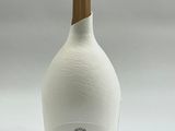 une bouteille de vin blanche avec un bouchon doré, sur fond blanc