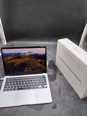 un ordinateur portable posé sur une table à côté d'une boîte
