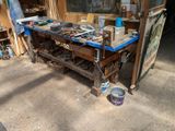 un établi avec de nombreux outils