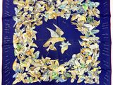 une image représentant un foulard carré orné d'oiseaux et de fleurs