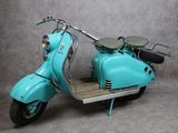un scooter posé par terre