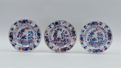 trois assiettes bleues et blanches ornées de motifs rouges et orange