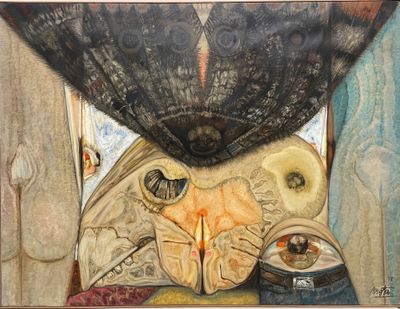 une peinture représentant une peinture d'une femme avec un papillon sur la tête
