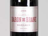 une bouteille de vin posée sur une table